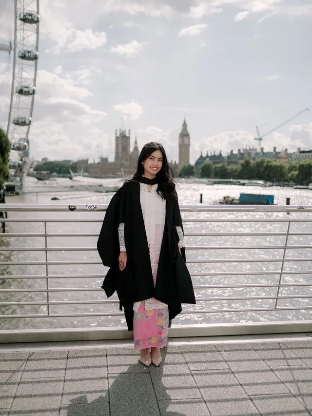 Potret Cantik Namira Adjani Wisuda S2 di London, Kompak Berkebaya Putih dengan Alya Royali