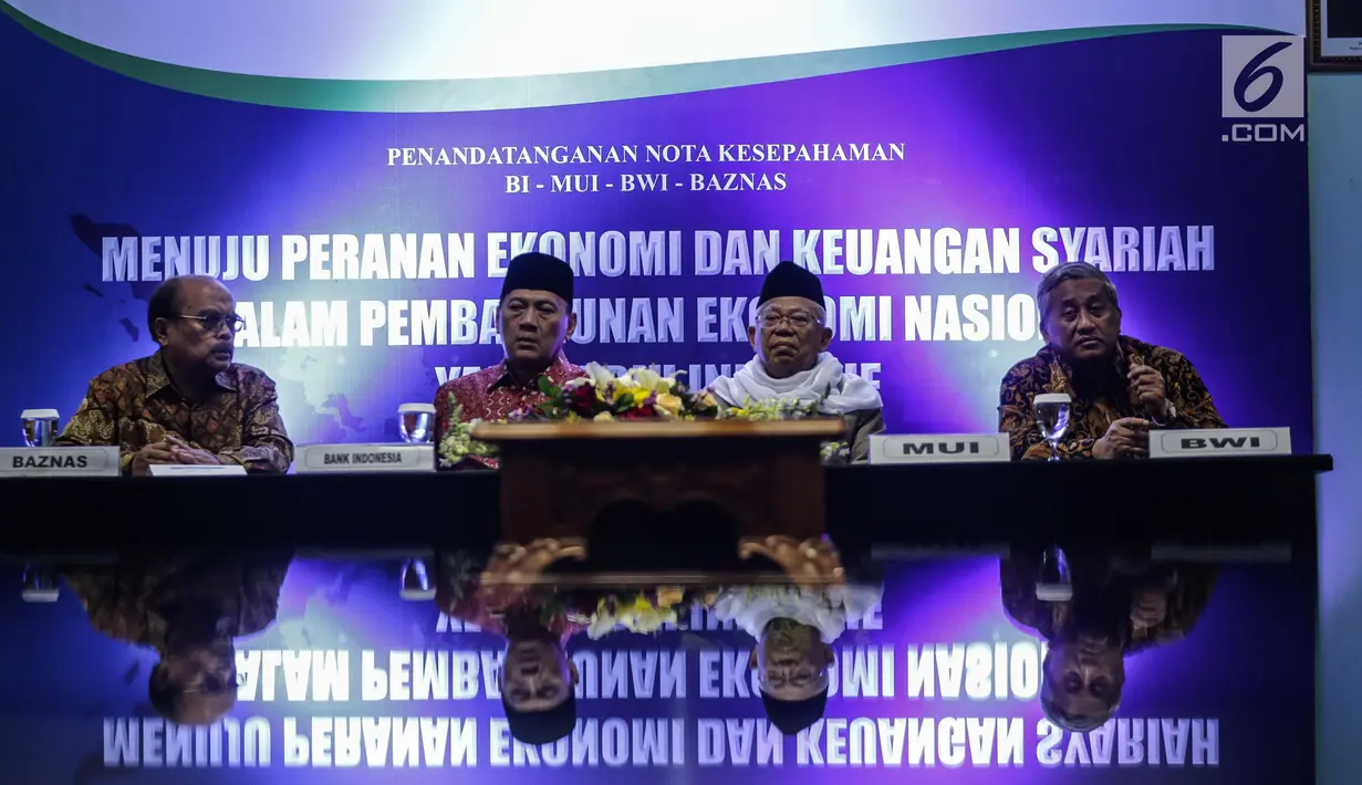 Ketua Baznas Bambang Sudibyo, Gubernur BI Agus Martowardoyo, Ketua Umum MUI Ma'ruf Amin, dan Ketua Badan Wakaf Indonesia (BWI) Mohammad Nuh saat acara penandatanganan MoU di Gedung MUI, Jakarta, Rabu (24/1). (Liputan6.com/Faizal Fanani)