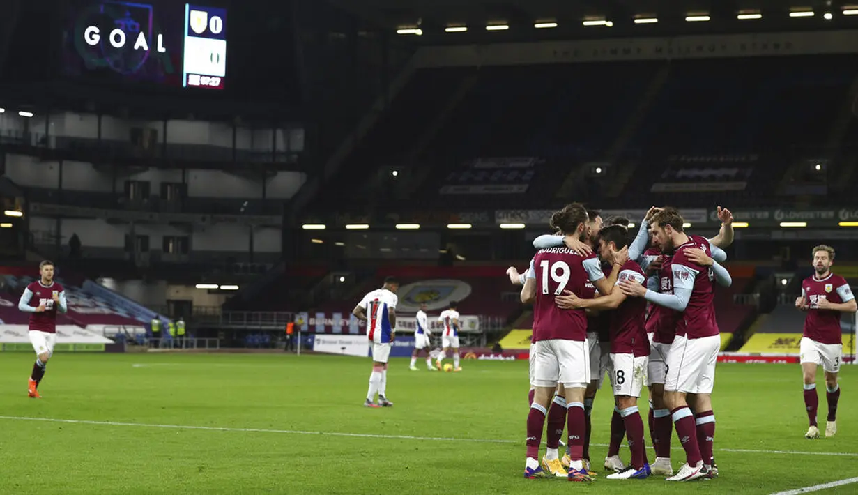 Pemain Burnley Chris Wood merayakan dengan rekan satu tim usai mencetak gol ke gawang Crystal Palace pada pertandingan Liga Premier Inggris di Stadion Turf Moor, Burnley, Inggris, Senin (23/11/2020). Burnley menang dengan skor 1-0. (Jan Kruger/Pool via AP)