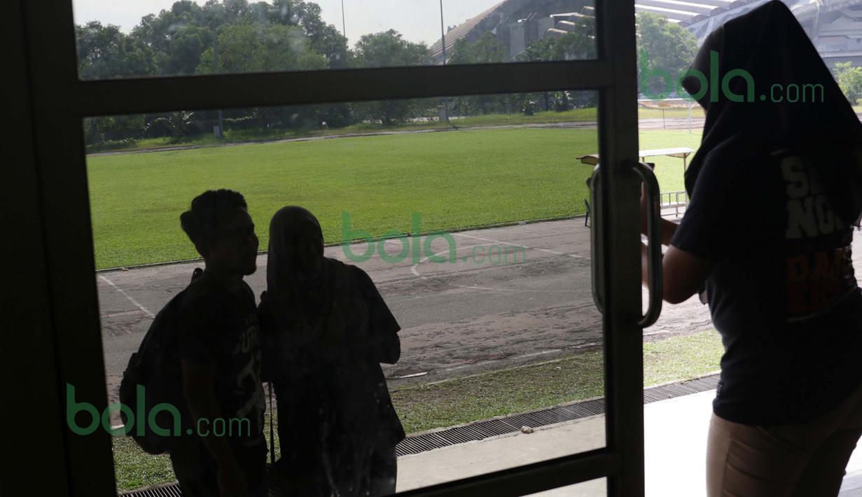 Andik Vermansah berfoto bersama penggemar usai mengikuti latihan di Stadion Mini Shah Alam, Malaysia, Kamis (28/01/2016). (Bola.com/Nicklas Hanoatubun)