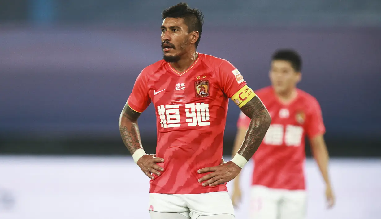 Paulinho. Gelandang Brasil berusia 34 tahun yang sejak Januari 2022 membela Corinthians ini tercatat menjadi salah satu pemain uzur dengan nilai transfer termahal hingga saat ini. Momen itu terjadi kala Guangzhou Evergrande mempermanenkannya dari Barcelona dengan mahar 42 juta euro atau kini setara Rp624 miliar pada tengah musim 2018/2019 saat ia berusia 30 tahun. (AFP/Str)