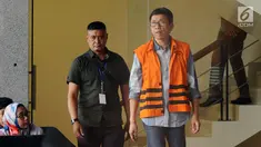 Wali Kota Batu nonaktif, Eddy Rumpoko usai menjalani pemeriksaan di Gedung KPK, Jakarta, Senin (25/9). Eddy menjalani pemeriksaan perdana sebagai tersangka dugaan suap pengadaan barang dan jasa di Pemkot Batu 2017. (Liputan6.com/Helmi Fithriansyah)