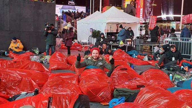 World's Big Sleep Out di New York. Hal ini merupakan kampanye mereka dalam menggalang dana bagi kaum tuna wisma. (Source: Instagram/ @worldsbigsleepout)