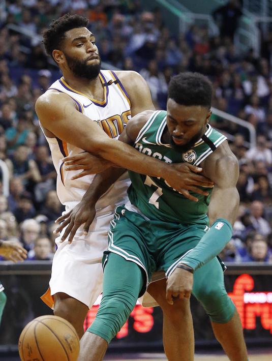 Pebasket Boston Celtics, Jaylen Brown, berebut bola dengan pebasket Phoenix Suns, Alan Williams, pada laga NBA di Talking Stick Resort Arena, Selasa (27/3/2018). Boston Celtics menang 102-94 atas Phoenix Suns. (AP/Ross D. Franklin)