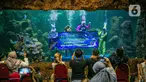 Sejumlah penyelam berkostum kelinci mementaskan drama teatrikal "Rabbit Underwater Show in Mission: Save the Ocean" di Sea World, Ancol, Jakarta, Selasa (30/3/2021). Pertunjukan digelar untuk mengedukasi warga dalam menjaga ekosistem laut dari sampah atau polusi laut. (Liputan6.com/Faizal Fanani)