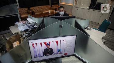 Wartawan membuat berita dan menyaksikan pidato kenegaraan Presiden Joko Widodo di Sidang Tahunan MPR bersama DPR RI dan DPD secara live di Gedung DPR, Senayan, Jakarta, Senin (16/8/2021).  (Liputan6.com/Johan Tallo)