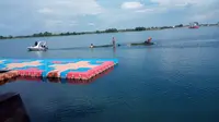 Birunya danau buatan di Jakabaring Sport City membuat para pengunjung merasa betah (Liputan6.com / Nefri Inge)