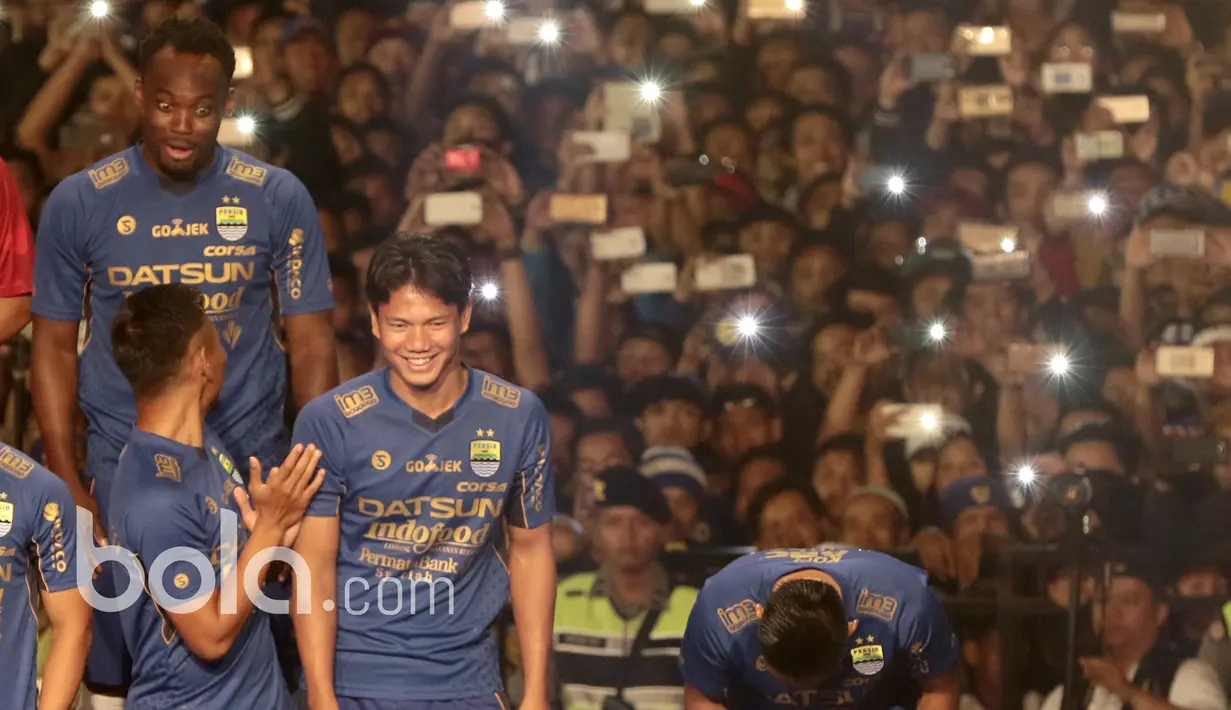 Michael Essien (kiri) bercanda bersama Toni Sucipto dan Ahmad Juprianto saat perkenalan tim Persib di Stadion Siliwangi, Bandung, Minggu (2/4/2017). Peluncuran tim ini menandai kesiapan Persib menghadapi Liga 1 Indonesia. (Bola.com/Nicklas Hanoatubun)