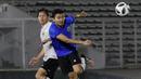 Pemain Timnas Indonesia, Dendi Sulistya wan, (kanan) berebut bola dengan Adam Alis, saat latihan di Stadion Madya, Jakarta, Selasa (11/5/2021). Latihan tersebut untuk persiapan jelang Kualifikasi Piala Dunia 2022 Zona Asia. (Foto: Bola.com/M Iqbal Ichsan)