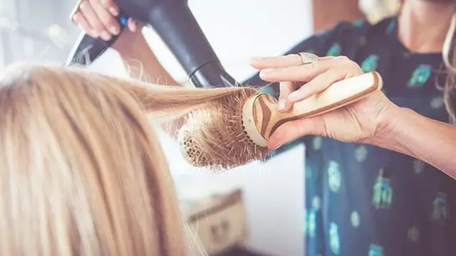 Sering Hairstyling? Cegah Kerusakan Rambut Dengan Hal Ini!