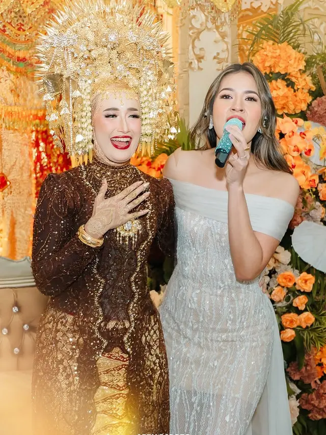 Tampilan totalitas Raisa saat nyanyi di kondangan pakai dress blink-blink . [@artmospoto]