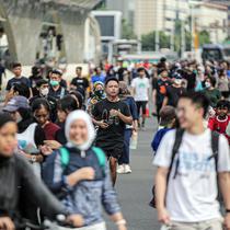 Warga berolahraga saat car free day di kawasan Bundaran HI, Jakarta, Minggu (4/12/2022). Penurunan kasus positif COVID-19 di Indonesia sudah mulai terlihat dalam sepekan belakangan. (Liputan6.com/Faizal Fanani)