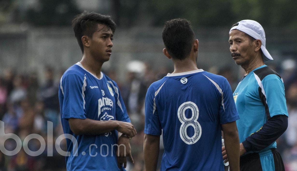 Pelatih Persib Bandung, Djadjang Nudjaman, memberikan instruksi kepada dua wonderkidnya, Febri Hariyadi dan Gian Zola. Meski tanpa Michael Essien latihan Persib tetap mendapat sambutan meriah Bobotoh. (Bola.com/Vitalis Yogi Trisna)