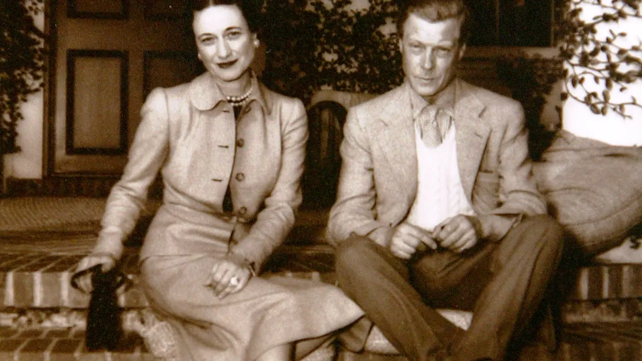 Edward VIII turun takhta demi nikahi janda