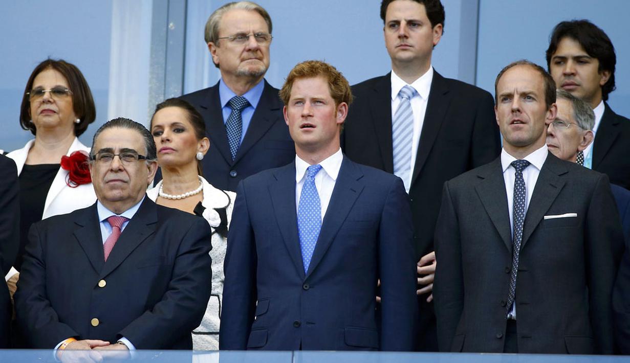 Salah satu anggota keluarga kerajaan Inggris, Pangeran Harry (tengah), menyaksikan langsung laga terakhir The Three Lions di Piala Dunia 2014 di Stadion Mineirao, Belo Horizonte, Brasil, (24/6/2014). (REUTERS/Murad Sezer)