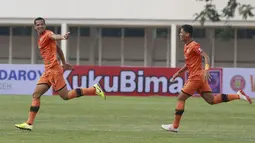 Pemain Persiraja Banda Aceh, Leonardo Silva Lelis (kiri) melakukan selebrasi usai mencetak gol pertama ke gawang PSS Sleman dalam laga pekan kedua BRI Liga 1 2021/2022 di Stadion Madya, Jakarta, Sabtu (11/9/2021). (Foto: Bola.Com/M. Iqbal Ichsan)