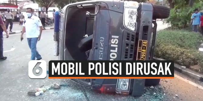 VIDEO: Demo UU Cipta Kerja, Mobil Polisi Dirusak Massa