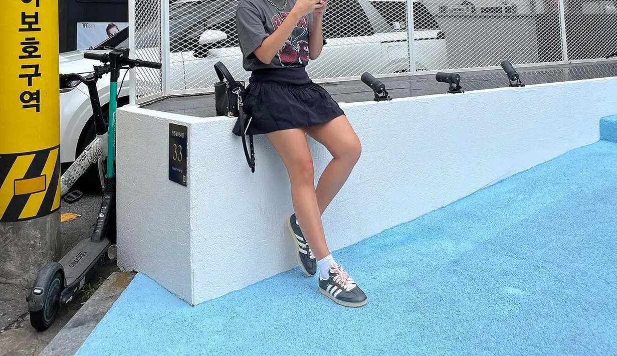 Memadukan gaya boyish dan girly dalam satu tampilan? bisa sontek gaya Raisa saat liburan di Korea Selatan baru-baru ini. Ia tampil memesona dengan padu padan kaos band, mini skirt hitam, dan sneakers warna senada dengan kaosnya. [@shandyaulia].