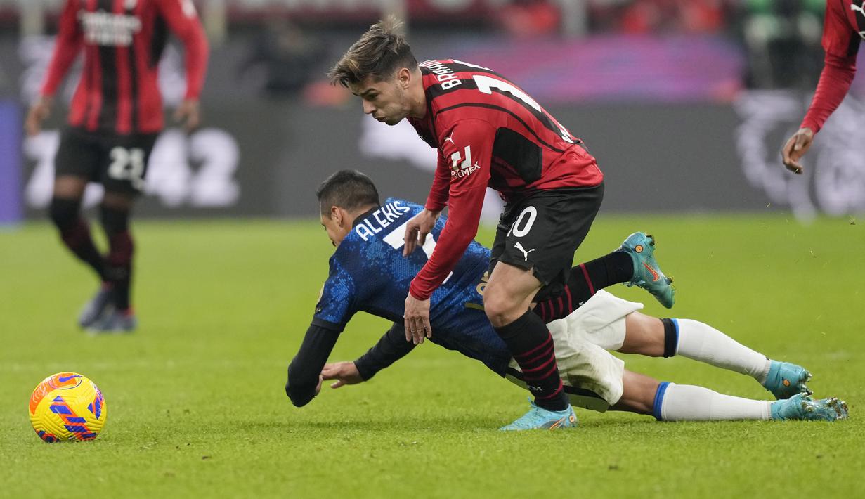 Pada laga kali ini AC Milan bermain lebih agresif dengan lebih banyak menyerang sementara Inter sedikit kesulitan dan dipaksa lebih banyak bertahan. (AP/Antonio Calanni)