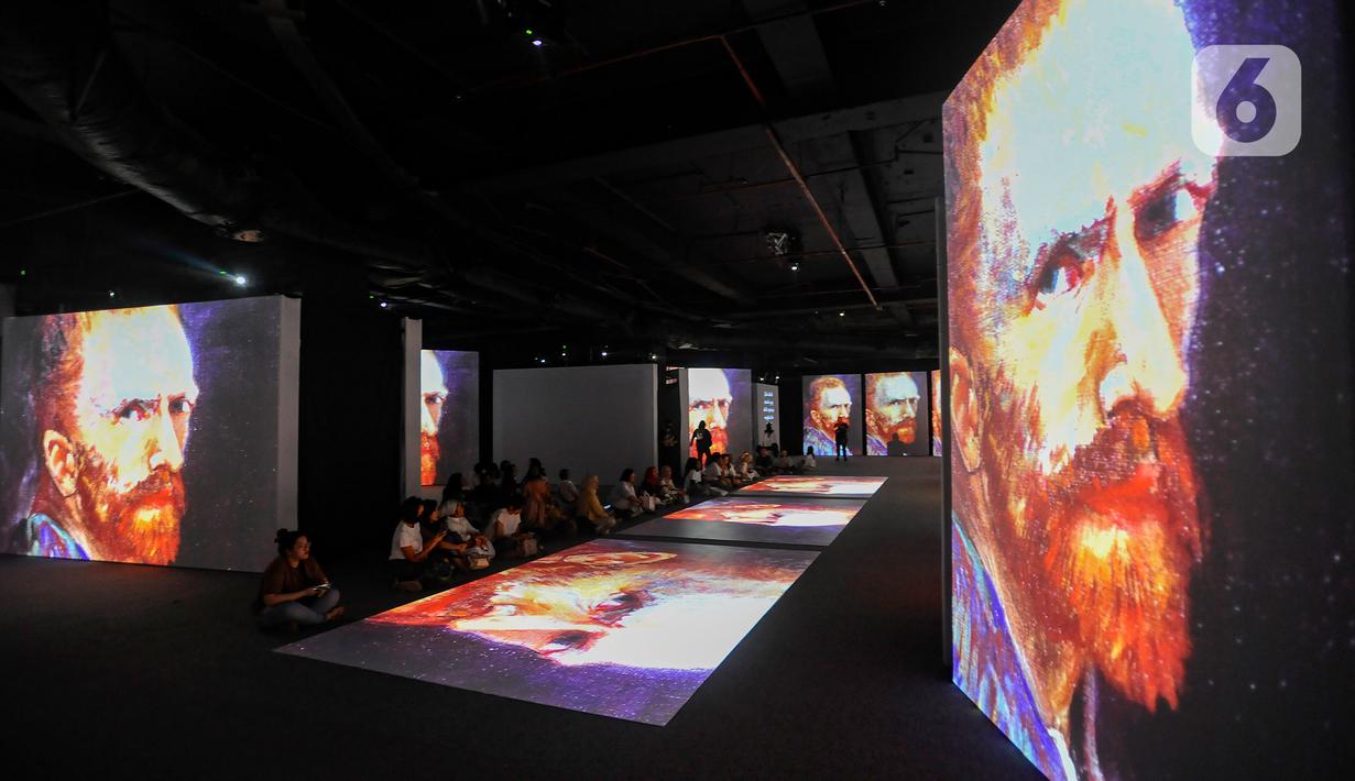 Pengunjung juga berkesempatan untuk melihat sumber inspirasi Van Gogh melalui foto dan video yang dipajang di samping karya-karyanya. (merdeka.com/Arie Basuki)