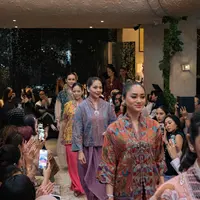 Oscar Lawalata Culture kembali hadir mempersembahkan sebuah koleksi eksklusif. Berkolaborasi dengan Lomma melalui acara Timeless Whispers: A Blend of Culture and Modern Grace. [ Foto: dokumen Oscar Lawalata Culture.]