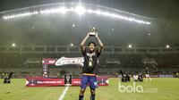 Pemain Arema FC, Adam Alis meraih bola emas  sebagai pemain terbaik saat timnya meraih juara  Piala Presiden 2017 di Stadion Pakansari, Bogor, Minggu (12/3/2017). (Bola.com/Nicklas Hanoatubun)