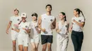 Seragam Tim Indonesia untuk Asian Games 2026 hadir dalam dominasi warna putih dengan desain sporty dan modern. Koleksi ini dilengkapi logo Tim Indonesia serta detail Merah Putih yang merepresentasikan identitas dan kebanggaan nasional. (Foto: Ghea Fashion Studio/Sarinah/Tim Indonesia)