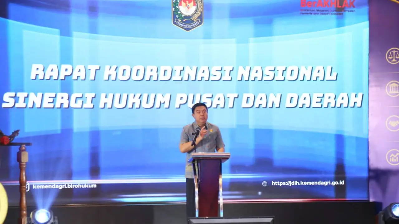 Sekjen Kemendagri Tomsi Tohir membuka rakornas Sinergi Hukum Pusat dan Daerah dalam Penguatan Tata Kelola Pemerintahan Menuju Indonesia Maju di Jakarta, Kamis (22/10/2026).
