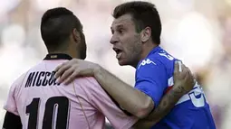 Adu argumen antara dua bomber, striker Palermo Fabrizio Miccoli (kiri) dan striker Sampdoria Antonio Cassano (kanan) dalam lanjutan Serie A yang digelar di Renzo Barbera Stadium, 9 Mei 2010. Skor 1-1. AFP PHOTO / Marcello PATERNOSTRO 