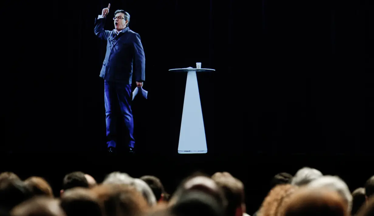 Calon indepeden dari kelompok sayap kiri, Jean-Luc Melenchon memproyeksikan dirinya yang sedang berpidato untuk pilpres Prancis, dengan teknologi hologram 3D, di lokasi kampanye di Saint-Denis, dekat Paris, Minggu (5/2). (AP Photo/Kamil Zihnioglu)