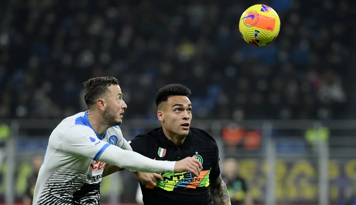 Penyerang Inter Milan Lautaro Martinez (kanan) berebut bola dengan bek Napoli Kosovar Amir Rrahmani dalam lanjutan Liga Italia di Giuseppe Meazza, Senin (22/11/2021) dini hari WIB. Inter Milan sukses mengandaskan Napoli dengan skor tipis 3-2. (Filippo MONTEFORTE / AFP)