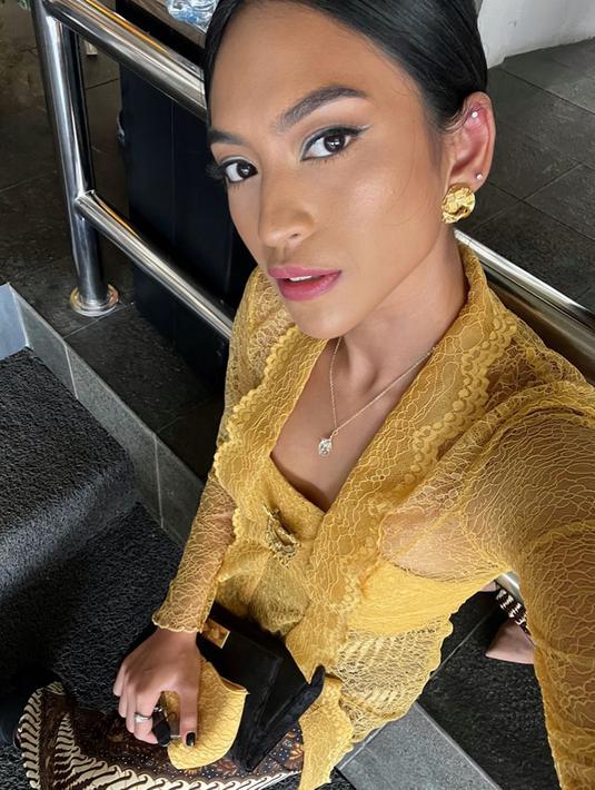 Kecantikan Taskya Namya kian terpancar ketika selfie. Polesan makeup hingga tatanan rambutnya membuatnya semakin terlihat menawan. Pakai kebaya warna kuning ditambah dengan kalung yang melingkar di lehernya, foto artis yang awali karier pada tahun 2012 ini sukses bikin pangling. (Liputan6.com/IG/@taskyanamya)