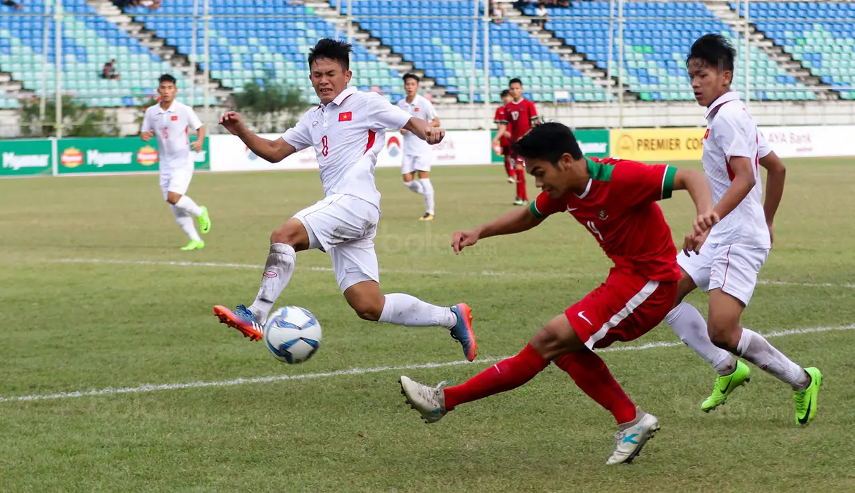Pemain Timnas Indonesia U-19, Samuel Christianson, saat pertandingan melawan Vietnam pada laga AFF U-18 di Stadion Thuwunna, Yangon, Senin (11/9/2017). Indonesia kalah 0-3 dari Vietnam. (Liputan6.com/Yoppy Renato)