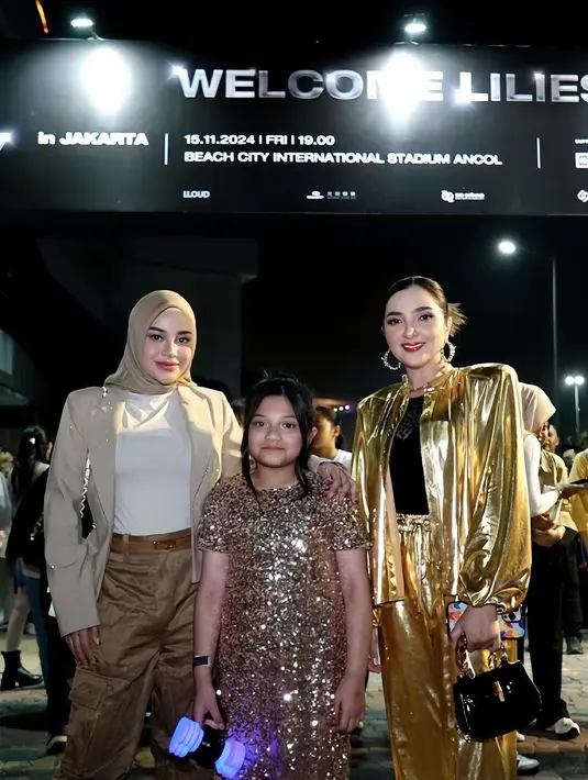 Aurel Hermansyah kenakan long sleeve dan blazer cokelat dengan celana kargo dan hijab senada [@queenarsy]