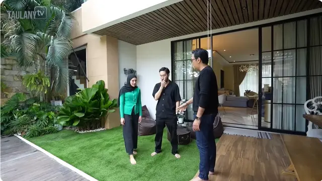 6 Potret Area Taman Rumah Syahnaz Sadiqah, Estetika Tropis ala Vila Bali