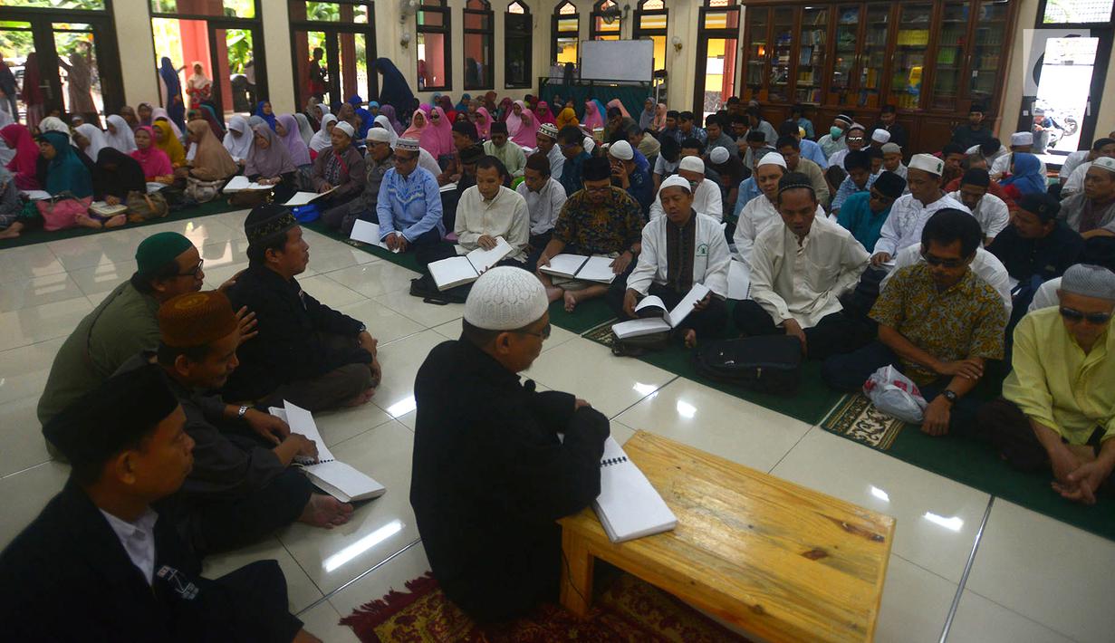 Suasana saat penyadang tunanetra bertadarus Alquran braile di Masjid Raya Cipinang Muara, Jakarta, Sabtu (2/6). Peserta berasal dari Bangka Belitung, Sumbar, DKI Jakarta, Jabar, Jateng, DIY, dan Kalimantan Barat dan lain-lain. (Merdeka.com/Imam Buhori)