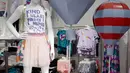 Celana Jeans dan kaos merek Cat & Jack dipanjang pada manekin di toko Target, New York, Jumat (14/7). Alasan utama banyaknya peminat pakaian daur ulang karena produk yang ramah lingkungan. (AP/Mark Lennihan)