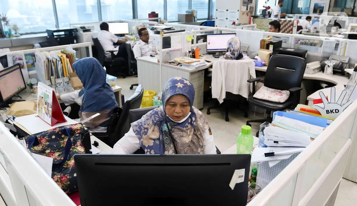 <p>Para ASN Balai Kota DKI Jakarta masuk kerja normal pada hari ini. (Liputan6.com/Herman Zakharia)</p>