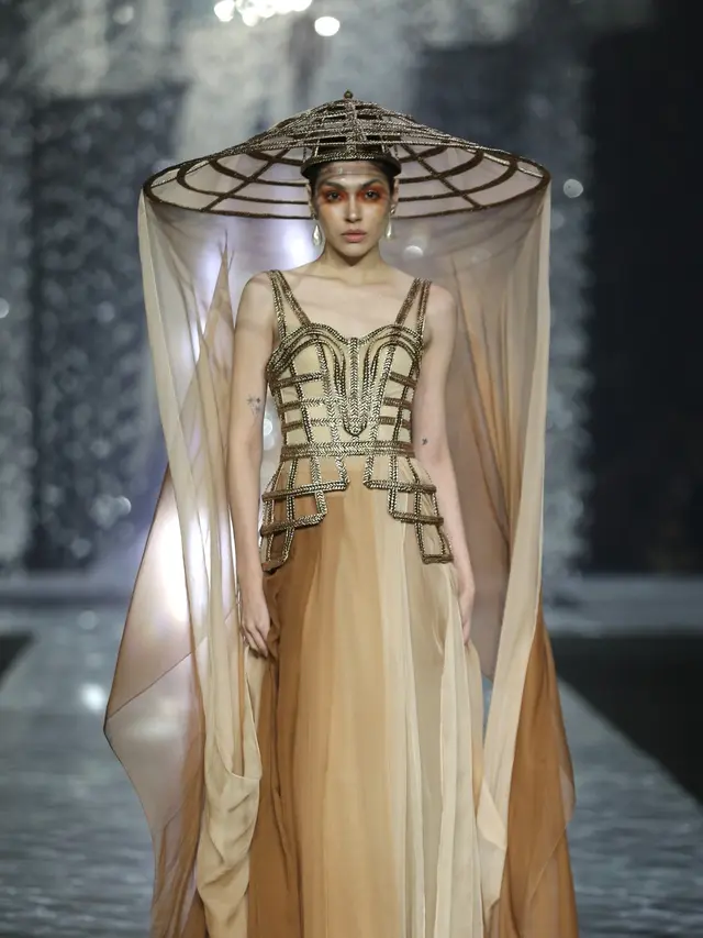 Gaun Berkilau Koleksi Terbaru Eddy Betty “Pendar”, Mahakarya Setelah Kebaya Akad Luna Maya