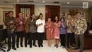 Direktur Utama Indosiar, Imam Sudjarwo (keempat kiri) beserta jajarannya berfoto bersama dengan Kepala Staf Kepresidenan Jenderal (Purn) Moeldoko (kelima kiri) usai melakukan audensi di komplek Istana, Jakarta, Kamis (22/3). (Liputan6.com/Angga Yuniar)