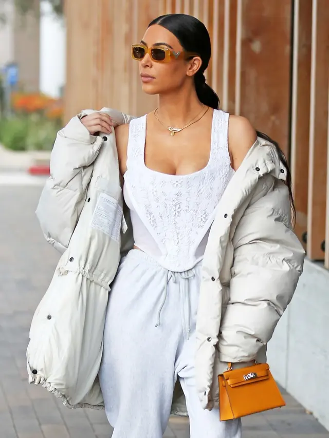 [Bintang] Pencinta Gaya Quirky, Coba Pakai Kacamata Bentuk Kapsul yang Semakin Trendy Ini