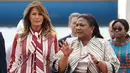 First Lady AS, Melania Trump disambut Ibu Negara Ghana, Rebecca Akufo-Addo setibanya di Bandara Internasional Kotoka, Selasa (2/10). Melania tampil dengan riasan alami dan menanggalkan riasan bergaya smokey yang menjadi ciri khasnya. (AP/Carolyn Kaster)