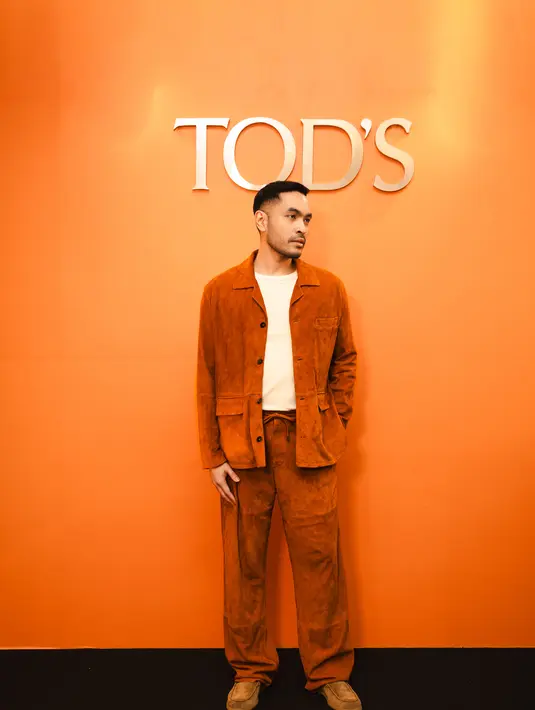 Acara ini menampilkan kreasi ikonis dari koleksi Spring/Summer 2026, seperti Gommino loafers yang menjadi alas kaki ikonis, Red Dot sneakers, T Timeless Shopping Bag, Metal Dots Mini Bag, serta pilihan ready-to-wear yang effortless. Koleksi ini mencerminkan komitmen berkelanjutan Tod’s terhadap craftsmanship, material berkualitas, dan kemewahan Italia yang understated.