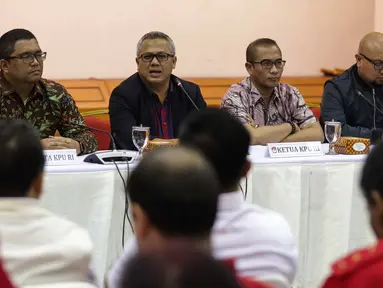 Ketua KPU Arief Budiman (kedua kiri) memaparkan Hasil Penelitian Administrasi Perbaikan kepada 9 Partai Politik (Putusan Bawaslu) di Gedung KPU Pusat, Jakarta, Minggu (24/12). KPU menyatakan 2 dari 9 partai lolos. (Liputan6.com/Faizal Fanani)