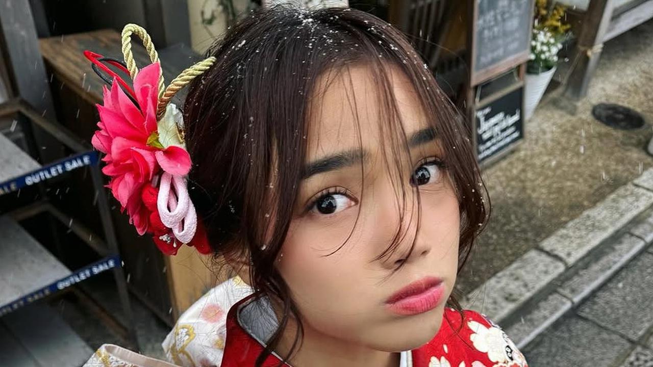Pesona Fuji Kenakan Kimono Merah saat Liburan ke Jepang, Glowing Bertabur Butiran Salju