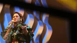 Penyanyi Andien saat menghibur penggemarnya di panggung Java Jazz Festival (JJF) 2017, JIExpo Kemayoran, Jakarta Pusat, Jumat (3/3). Dalam penampilannya ini, Andien berduet dengan penyanyi Tulus. (Liputan6.com/Immanuel Antonius)