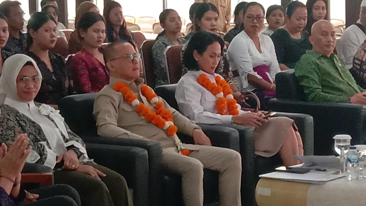 Menteri P2MI Mukhtarudin saat pelepasan dan penyematan pin bagi peserta pelatihan wellness therapist di Aula BDI Denpasar, Kamis (4/12).