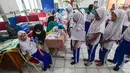 Paramedis Puseksmas Cinere menyuntikkan vaksin imunisasi HPV (Human Papillomavirus) ke murid kelas V sekolah dasar (SD) saat pelaksanaan Bulan Imunisasi Anak Sekolah (BIAS) 2026 di SDN Gandul 1, Depok, Jawa Barat, Kamis, 06 Agustus 2026. (KLY/Arie Basuki).
