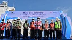 Menteri Perhubungan Budi Karya Sumadi (tengah) saat meresmikan penyerahan pengelolaan (hand over) Terminal Kendaraan Pelabuhan Patimban dan ekspor perdana kendaraan, di Pelabuhan Patimban, Subang, Jawa Barat, Jumat (17/12/2021). (Foto: BKIP Kemenhub)
