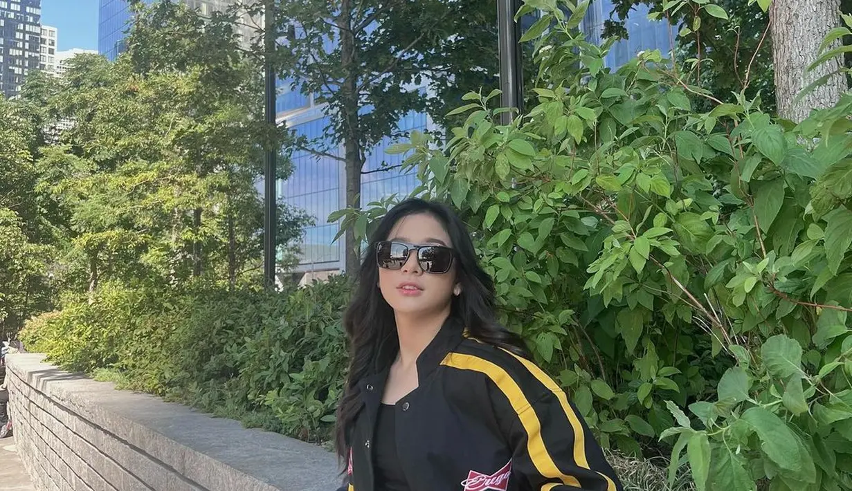 Untuk memberikan kesal sporty kasual dalam tampilanmu, padu padan jaket racing atau nascar jacket dari Erigo dengan celana kargo bisa jadi pilihan. [@jkt48.zee]